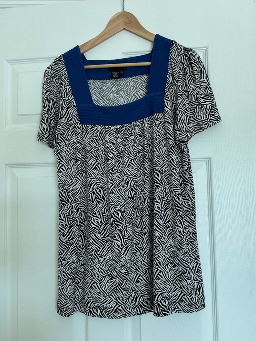 Dana Buchman Black & White Printed Top with Blue Square Neck